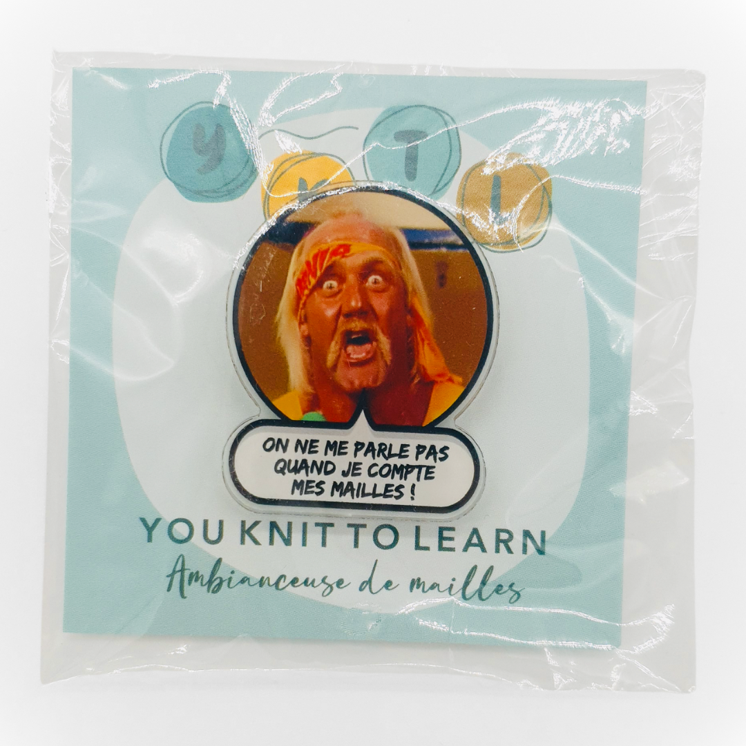 Pins en acrylique - “On ne me parle pas quand je compte mes mailles !”