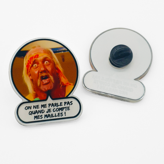 Pins en acrylique - “On ne me parle pas quand je compte mes mailles !”