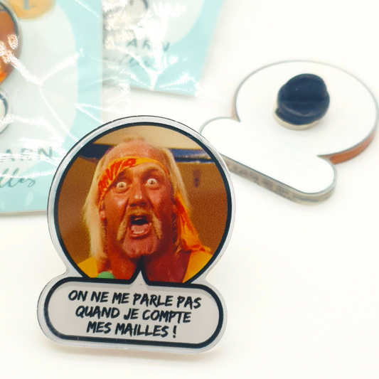 Pins en acrylique - “On ne me parle pas quand je compte mes mailles !”