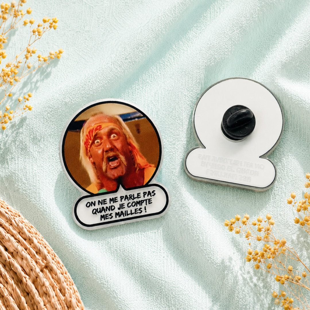 Pins en acrylique - “On ne me parle pas quand je compte mes mailles !”
